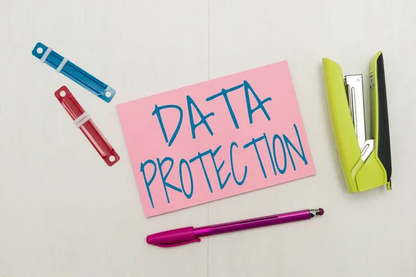 データ保護の表示に署名します。データ侵害の可能性から情報を保護するビジネスコンセプト｜Flash School Office用品、教育学習コレクション、ライティングツール, — ストック写真