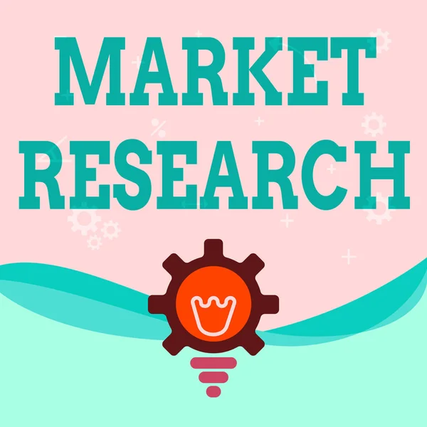 Señal mostrando Investigación de Mercado. Palabra escrita en La acción de recopilar información sobre los consumidores Bombilla iluminada con engranaje Shell Mostrando ideas tecnológicas. —  Fotos de Stock