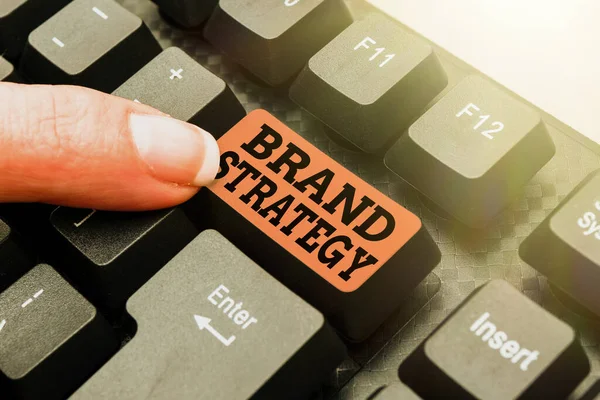 Marka Stratejisini sunan metin başlığı. Eski Çevrimiçi Haberleri Yeniden Oluşturan, Önceki Verilerin Kopyalarını Yaratan iyi bir ürünün geliştirilmesi için uzun vadeli plan kelimesi