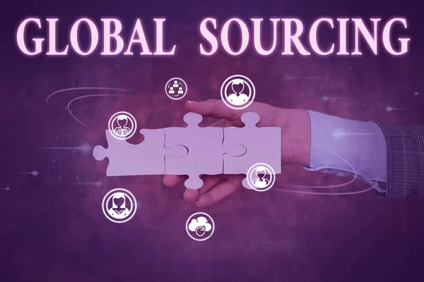 Handschrift teken Global Sourcing. Internet Concept praktijk van het betrekken van de wereldwijde markt voor goederen Hand Holding Jigsaw Puzzel stuk Ontgrendelen van nieuwe futuristische technologieën. — Stockfoto