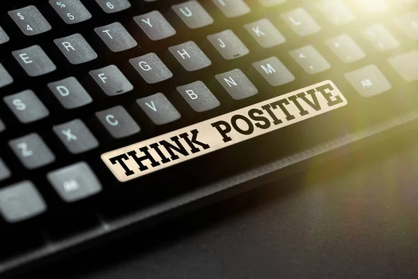 Signo de texto que muestra Think Positive. Concepto que significa crear pensamientos que alientan y ayudan a recargar a una persona Escribir una queja en las redes sociales, reportando un mal comportamiento en línea — Foto de Stock