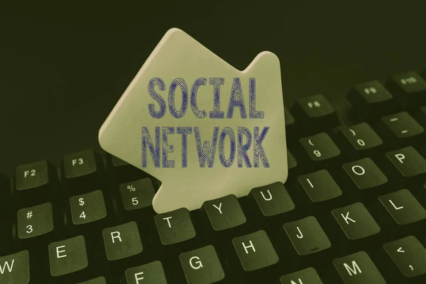 Schreiben von Textanzeigen Social Network. Internet-Konzept ein Rahmen von Individuen durch zwischenmenschliche Beziehung verbunden Typisierung Krankenhausaufzeichnungen und Berichte, Schaffung neuer E-Book-Leseprogramm — Stockfoto