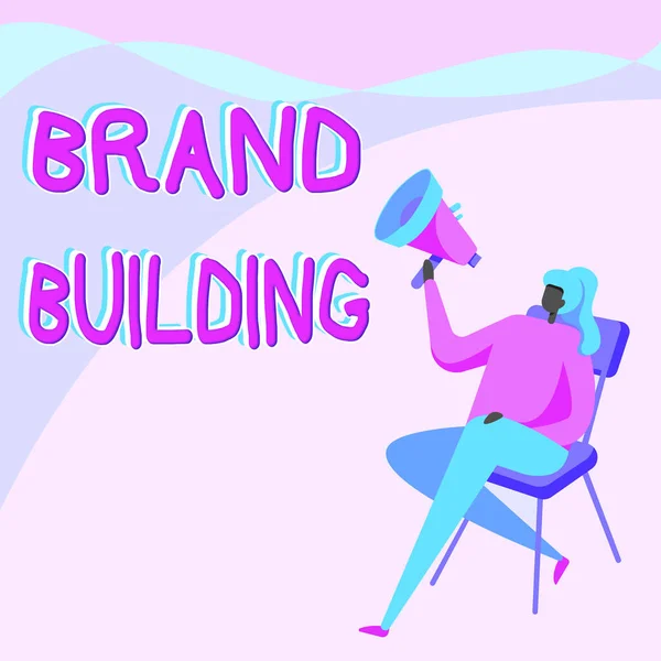 Handschrift bordje Brand Building. Concept betekent stimuleren klant s is kennis over een bepaald bedrijf vrouw tekenen Holding Megaphone zitten op een stoel gekruiste benen. — Stockfoto