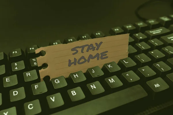 ホーム滞在を示すテキストキャプション。活動のために出て、家や家の中に滞在しないための言葉新しい製品キーコンセプトに入る,映画字幕ソフトウェアを入力します。 — ストック写真