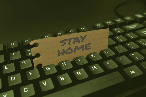 Text subtitrat prezintă Stay Home. Word for not go out for a activity and stay inside the house or home Introducerea conceptului cheie de produs nou, tastarea software-ului subtitrare film — Fotografie, imagine de stoc