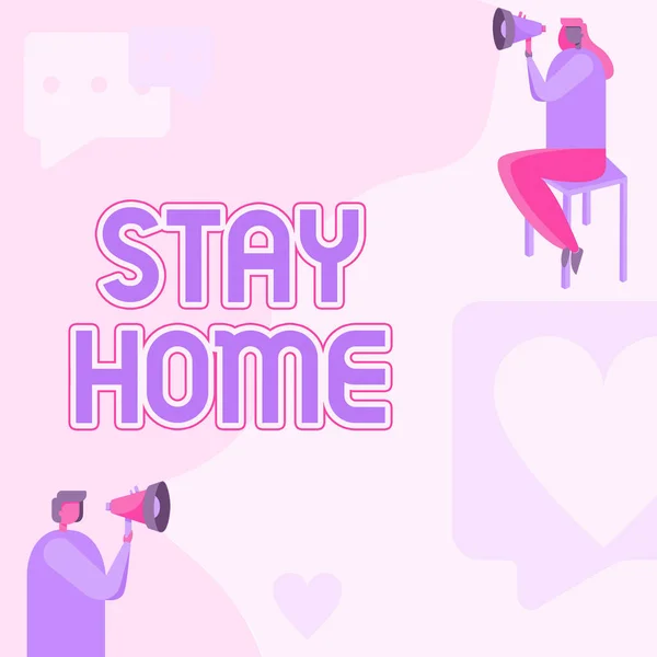 Εννοιολογική λεζάντα Μείνε σπίτι. Internet Concept δεν πάει έξω για μια δραστηριότητα και να μείνετε μέσα στο σπίτι ή το σπίτι Man Standing And Woman Sitting Both Holding Megaphone με το σύμβολο μήνυμα. — Φωτογραφία Αρχείου