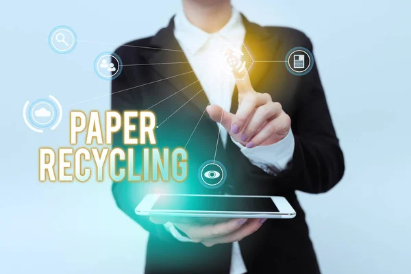 Konzeptionelles Papierrecycling. Word Written on Use the waste paper in a new way by recycling them Woman In Uniform Holding Handy zeigt futuristische virtuelle Symbole — Stockfoto