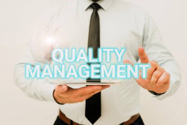 Kalite Yönetimi sunan metin başlığı. Kavramsal fotoğraf: Mükemmellik Seviyesi Yüksek Standart Ürün Hizmetleri Sunar Yeni Teknoloji Fikirleri Teknolojik Gelişmeyi Tartışma