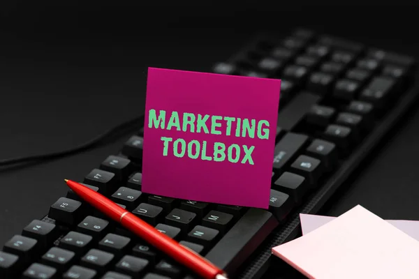 Teks tulisan tangan Pemasaran Toolbox. Ide bisnis Cara dalam mempromosikan produk atau jasa Otomasi Membuat Layanan Pemrograman Komputer, Mengetik Data Lembar Kerja Baru — Stok Foto