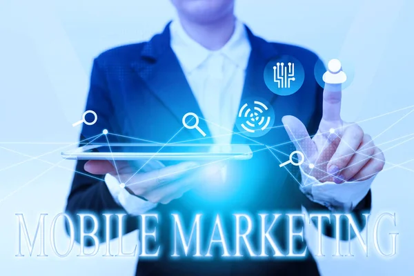 Text bildtext som presenterar Mobile Marketing. Affärsidé teknik fokuserade nå publiken på sin smarta enhet Kvinna I Suit Holding Tablet Peka Finger On Futuristic Virtual Button. — Stockfoto