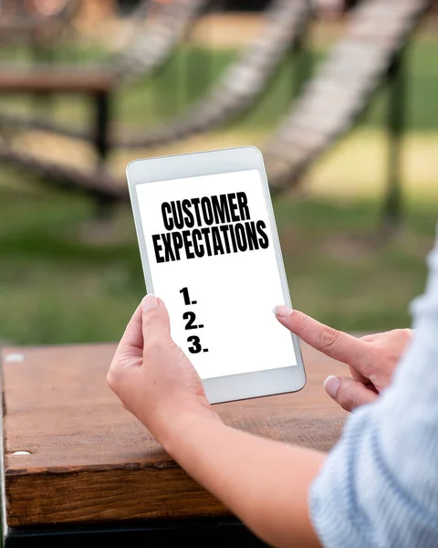 Fogalmi megjelenítés Vásárlói elvárások. Word for Benefits a Client Expect felülmúlja az igényeket, és azt akarja, Online Jobs és távolról összekötő emberek együtt — Stock Fotó