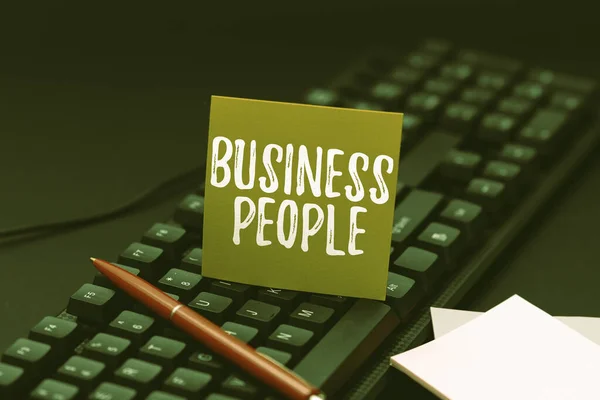 Ручная надпись Business People. Бизнес-подход Люди, которые работают в бизнесе, особенно на уровне исполнительной власти, общаясь с друзьями в Интернете, знакомясь в Интернете — стоковое фото