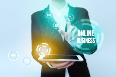Online Business 'ı sunan metin başlığı. Konsept, Internet 'teki Ticari İşlem Paylaşımı Bilgileri Üniformalı Cep Telefonlu Kadın Fütürist Sanal Simgeleri Gösteriyor