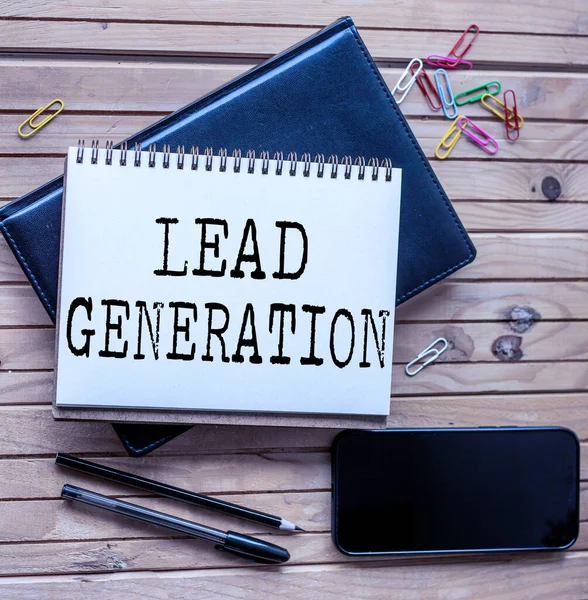 Kavramsal Görünüm Kurşun Üretimi. Tüketici çıkarlarına yönelik ticari sergi ya da tahkikat başlatılışı ya da ürünlere yönelik araştırmalar Boş Açık Dergi Yanında Ahşap Masanın Üzerinde Kalemler.