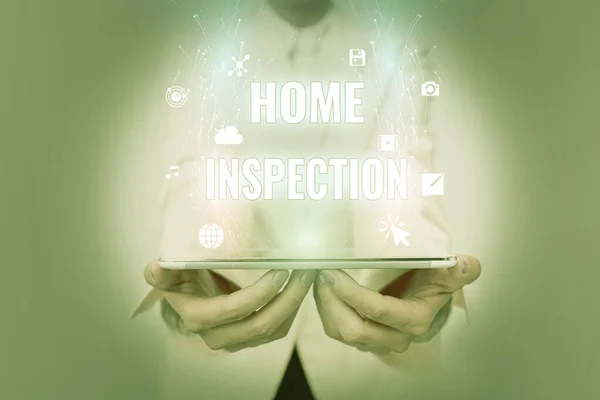 가정검시 (Home inspection) 를 실시 한다. 인터넷 개념 검색 가정 관련 자산을 사용하는 비즈니스 여성 전화를 사용하는 여성새로운 미래론적 가상 디스플레이. — 스톡 사진