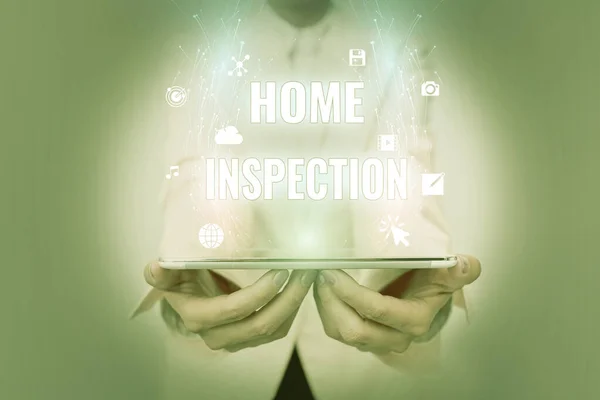 Концептуальный дисплей Home Inspection. Концепция Интернета Анализ состояния домашнего имущества Деловая женщина с помощью телефона при представлении нового футуристического виртуального дисплея. — стоковое фото