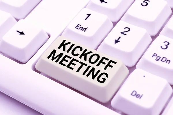 Υπογραφή χειρογράφου Kickoff Συνάντηση. Επιχειρηματική ιδέα Ειδική συζήτηση για τις νομιμότητες που εμπλέκονται στο έργο Πληκτρολογώντας σε απευθείας σύνδεση λίστες Όνομα Μέλους, Δημιουργία νέων αρχείων φύλλου εργασίας — Φωτογραφία Αρχείου