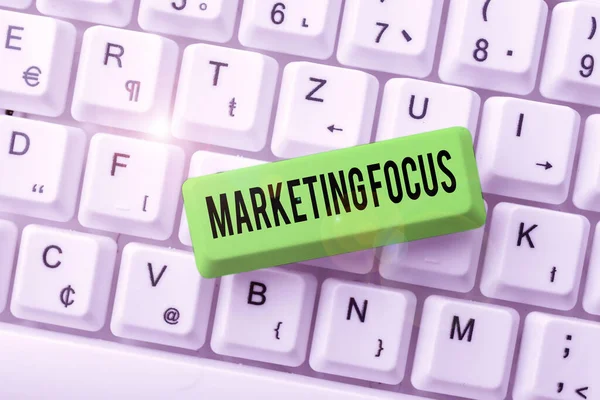 Έμπνευση που δείχνει σημάδι Marketing Focus. Word Γράφτηκε για την κατανόηση των πελατών σας και τις ανάγκες τους χρησιμοποιώντας στατιστικά Σύνταξη και δακτυλογράφηση σε απευθείας σύνδεση Ερευνητικά υλικά, αποστολή μηνυμάτων συνομιλίας — Φωτογραφία Αρχείου