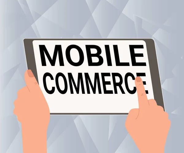 Tekstbord met Mobile Commerce. Business showcase Mobiele telefoon gebruiken om commerciële transacties online uit te voeren Illustratie van een hand met behulp van tablet op zoek naar nieuwe geweldige ideeën. — Stockfoto