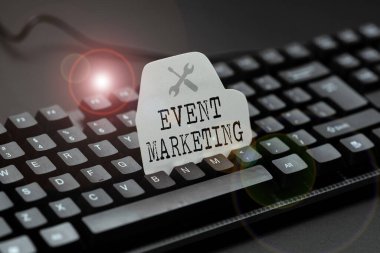 Etkinlik Pazarlama 'yı gösteren tabela. Yeni Çevrimiçi Dükkan İşletmesi Yaratmak, Ticari Mallar Listesi Yazmak için ürün geliştirme sürecini tanımlayan sözcük