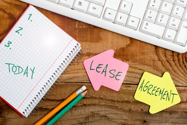 Tekstbord met huurovereenkomst. Word Written on Contract on the terms to one party agree rent property Display of Different Color Sticker Notes Arranged On flatlay Lay Background — Stockfoto