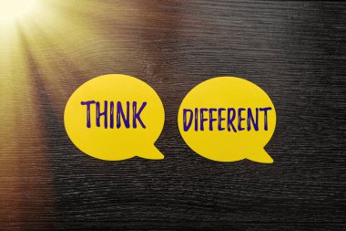 Farklı Düşün 'ü gösteren tabela. İnternet kavramı düşüncelerinizle ya da tutumunuzla benzersiz Yeni Fikirler Rüzgarı Yaratıcı İletişim Üretken Fikir Seçenekleri