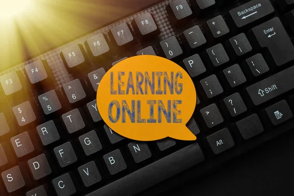 Tekst pokazujący inspirację Learning Online. Word for Learn something new with the help of internet and technology Łączenie się z przyjaciółmi online, nawiązywanie znajomości w Internecie — Zdjęcie stockowe