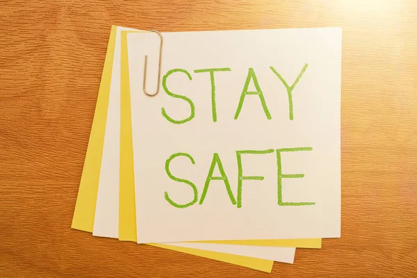 Podpis tekstowy przedstawiający Stay Safe. Podejście biznesowe zabezpieczone przed zagrożeniem niebezpieczeństwem, uszkodzeniem lub miejscem przechowywania przedmiotów Wielokrotna kolekcja materiałów biurowych Zdjęcie umieszczone nad stołem — Zdjęcie stockowe