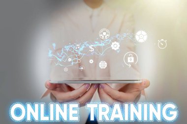 El yazısı tabelası Online Training. Konsept derken elektronik eğitim programını ele alalım. Bayan Takım Elbiseli Tutucu Telefon ve Geleceğin Görüntü Sunumu..