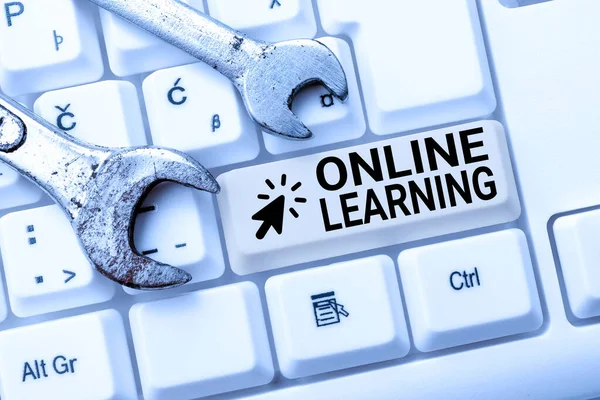 Inspiración mostrando signo de aprendizaje en línea. escaparate de negocios Larning con la ayuda de Internet y un ordenador Resumen Haciendo contabilidad virtual, Listado de nuevos productos en línea —  Fotos de Stock