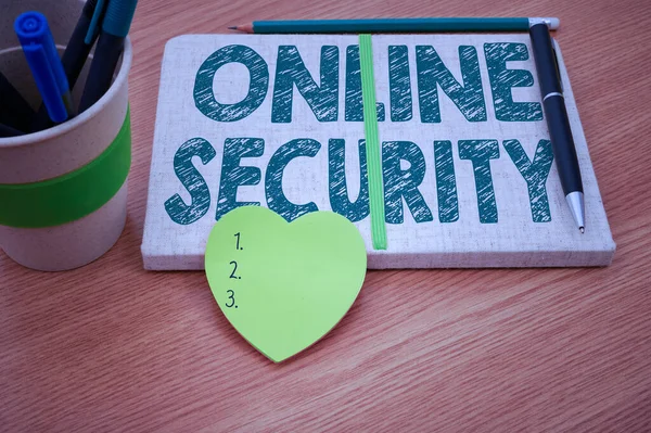 Signe texte montrant la sécurité en ligne. Règles d'approche d'affaires pour protéger contre les attaques sur Internet Carnets ouverts vierges simples avec pile de stylos conteneur sur la table. — Photo