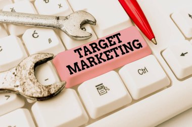 El yazısı tabelası Hedef Pazarlama. İş konsepti hedef kitlesi Yeni Programlama Kılavuzu Oluşturma, Program Kaynak Kodları Yazma, Reklam Kılavuzu Oluşturan müşterileri seçti