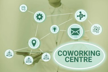Birlikte çalışma merkezini gösteren bir tabela. İş yeri paylaşımı anlamına gelen kavram genellikle ofis ve bağımsız faaliyet Lady Holding Tablet Basım Sanal Düğmeye Geleceği Gösteren Teknoloji.