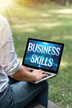 Kavramsal Başlık İş Yetenekleri. İş konsepti: İş fonksiyonlarının sistematik çabasını elde etme yeteneği Laptop 'ta yazan kadın Evden Çalışan Yan Görünüm.