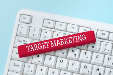 Hedef Pazarlama 'yı gösteren bir tabela. Kavramsal Fotoğraf İzleyicisi hedefi Yeni Hesap Parolası, Soyut Çevrimiçi Yazma Kursları Reklamları yapan müşterileri Seçmek