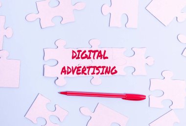 Sayısal Reklam sunan metin başlığı. İş görüşü Çevrimiçi Pazarlama Reklam Mesajları Kampanyası Tamamlanmamış Bir Beyaz Testere Deseni Bulmacası