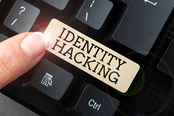 Texto de caligrafia Identity Hacking. O negócio mostra criminoso que rouba suas informações pessoais usando malware Convertendo dados analógicos em mídia digital, digitando Fórum Dicas úteis — Fotografia de Stock