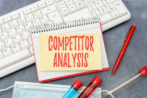 競合分析を示すテキストキャプション。概念的な写真は競争市場の弱点を決定する医療ノート科学的研究と治療計画 — ストック写真