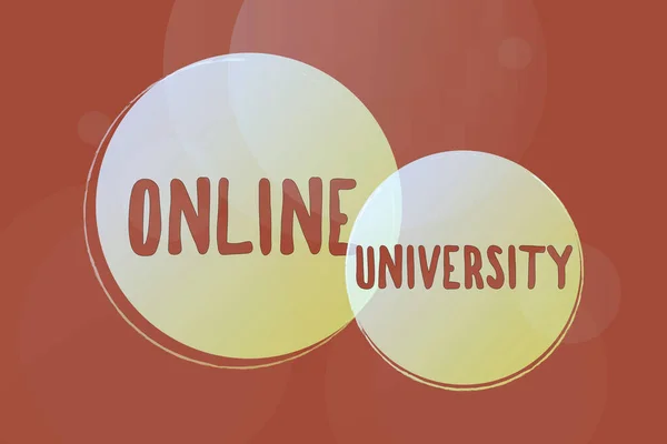Psaní textu Online University. Koncepce Význam distanční vzdělávání kurzy jsou převzaty přes internet Line Ilustrované pozadí s různými tvary a barvami. — Stock fotografie