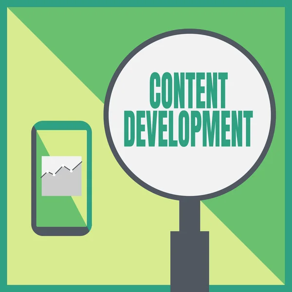 Tekstbord met Content Development. Internet Concept Gespecialiseerd in grafisch ontwerp Multimedia Documentatie Illustratie van actieve Smartphone Naast een groot vergrootglas. — Stockfoto