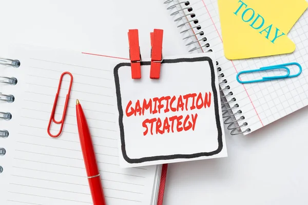 ゲーミフィケーション戦略を示すテキスト記号。モチベーションのための言葉ゲーム力学を統合するための報酬創造的なアイデアやインスピレーションを考えます — ストック写真