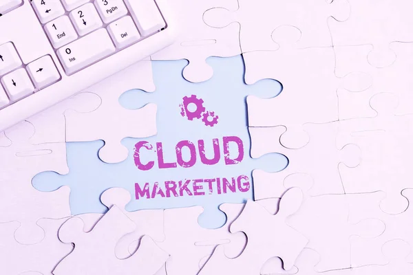 Znaki pisma ręcznego Cloud Marketing. Koncepcja oznacza Proces organizacji do wprowadzania na rynek swoich usług Budowanie niedokończony biały wzór układanki z brakującym ostatnim kawałku — Zdjęcie stockowe