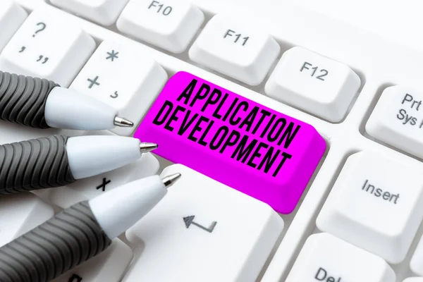 Pisanie wyświetlania tekstu Application Development. Business showcase tworzenie aplikacji komputerowych do użytku na urządzeniach mobilnych Wydawanie dokumentów maszynowych online, wpisywanie długoterminowych umów — Zdjęcie stockowe