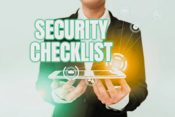 Handschrift Checklist Beveiliging. Bedrijfsoverzicht Bescherming van Gegevens en Systeemgids op Internet Diefstal Lady In Uniform Holding Phone And Showing Futuristic Virtual Display — Stockfoto