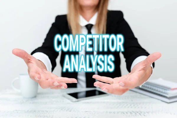 概念表示競技者分析。競争力のある市場の強さの弱さを判断するという概念企業経営データの提示、企業問題の議論 — ストック写真