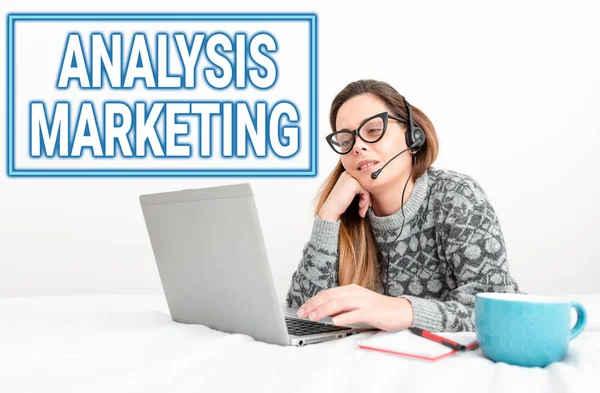 Text caption presenting Analysis Marketing. Business overview Quantitative and qualitative assessment of a market Callcenter Agent Working From Home, Student Preparing For Examinations — 图库照片