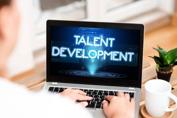 Ręczne pismo Talent Development. Koncepcja oznaczająca budowanie umiejętności Poprawa potencjału liderki Kobiety Zajętej pisaniem na laptopie obok kubka kawy i instalacji pracujących w domu. — Zdjęcie stockowe