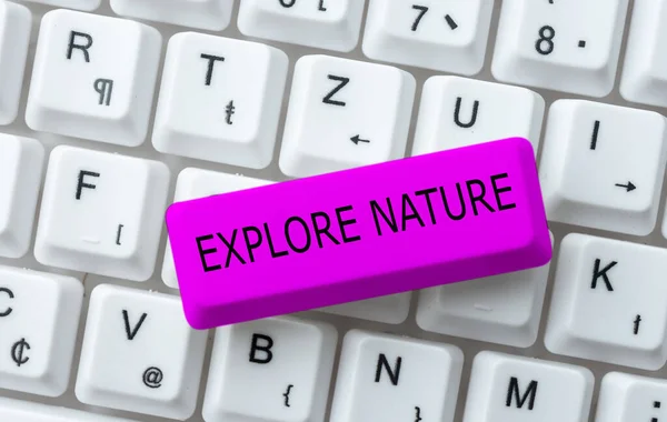 Inspiración mostrando signo Explora la naturaleza. Descripción general del negocio Descubriendo el campo Disfrutando de la vida silvestre Viajes escribiendo y publicando descripciones en línea, escribiendo datos informativos — Foto de Stock