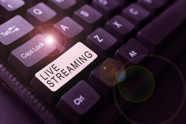 Canlı yayını gösteren bir tabela. İş yaklaşımı İnternet Dönüştürme Analiz Verilerini Dijital Medyaya Çevirip Yardımcı İpuçları Yazma Forumu üzerinden canlı video yayını