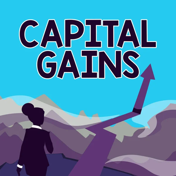 Schrijven met tekst Capital Gains. Internet Concept Obligaties Aandelen Winst Inkomstenbelasting Investeringsfondsen Lady Walking Towards Mountains With A Arrow Marking Success — Stockfoto